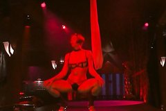 Джессика Бил исполняет эротический стриптиз танец