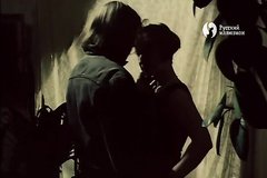 Девка набросилась на одного парня а дала другому