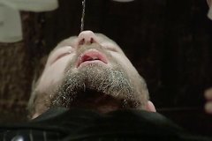 Пленную девушку заставляют писать на мужика