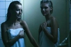 Девушка наблюдает как ее подружка занимается сексом в душе