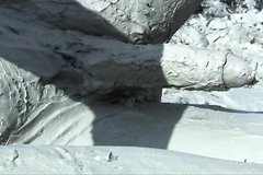 Любовники развлекаются в грязи на пляже