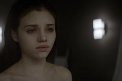 Студентка принимает душ